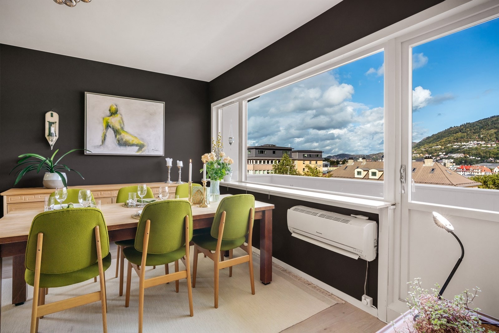 - Merk varmepumpe på vegg som sørger for en behagelig innetemperatur og lavere strømkostnader - Galleribilde