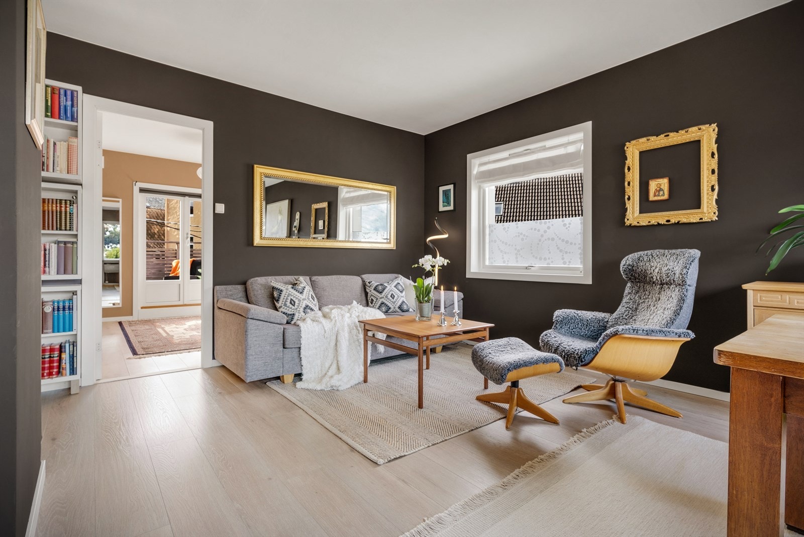 - Med lys fra 2 himmelretninger oppleves stuen åpen og luftig - Galleribilde