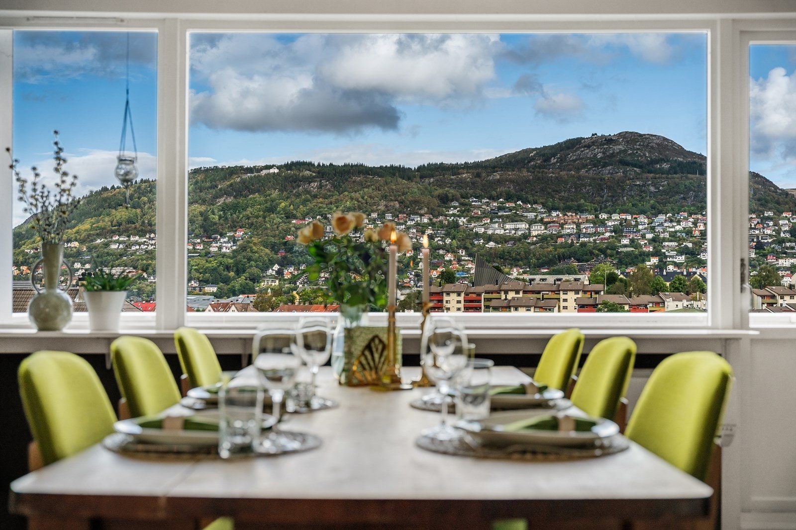 - Vesentlig oppusset og påkostet 4-roms topp- og hjørneleilighet med 2 balkonger og særs gode solforhold - Galleribilde