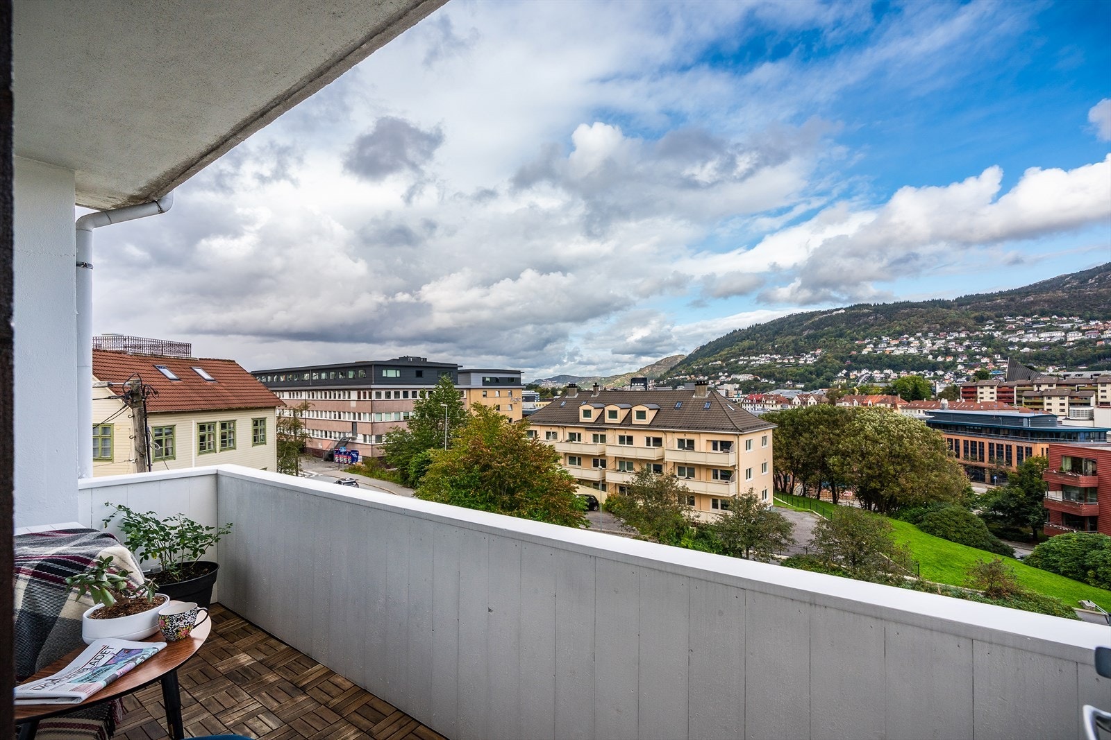 - Utgang til balkong 1 som måler 4,7m². Leiligheten ligger i 4. etasje, og balkongen oppleves derfor skjermet og privat - Galleribilde