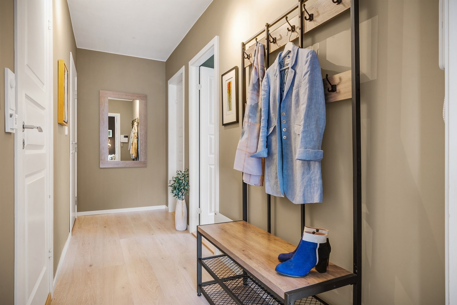 - Entréen er lys og luftig, og gir et flott og representativt førsteinntrykk av boligen - Galleribilde