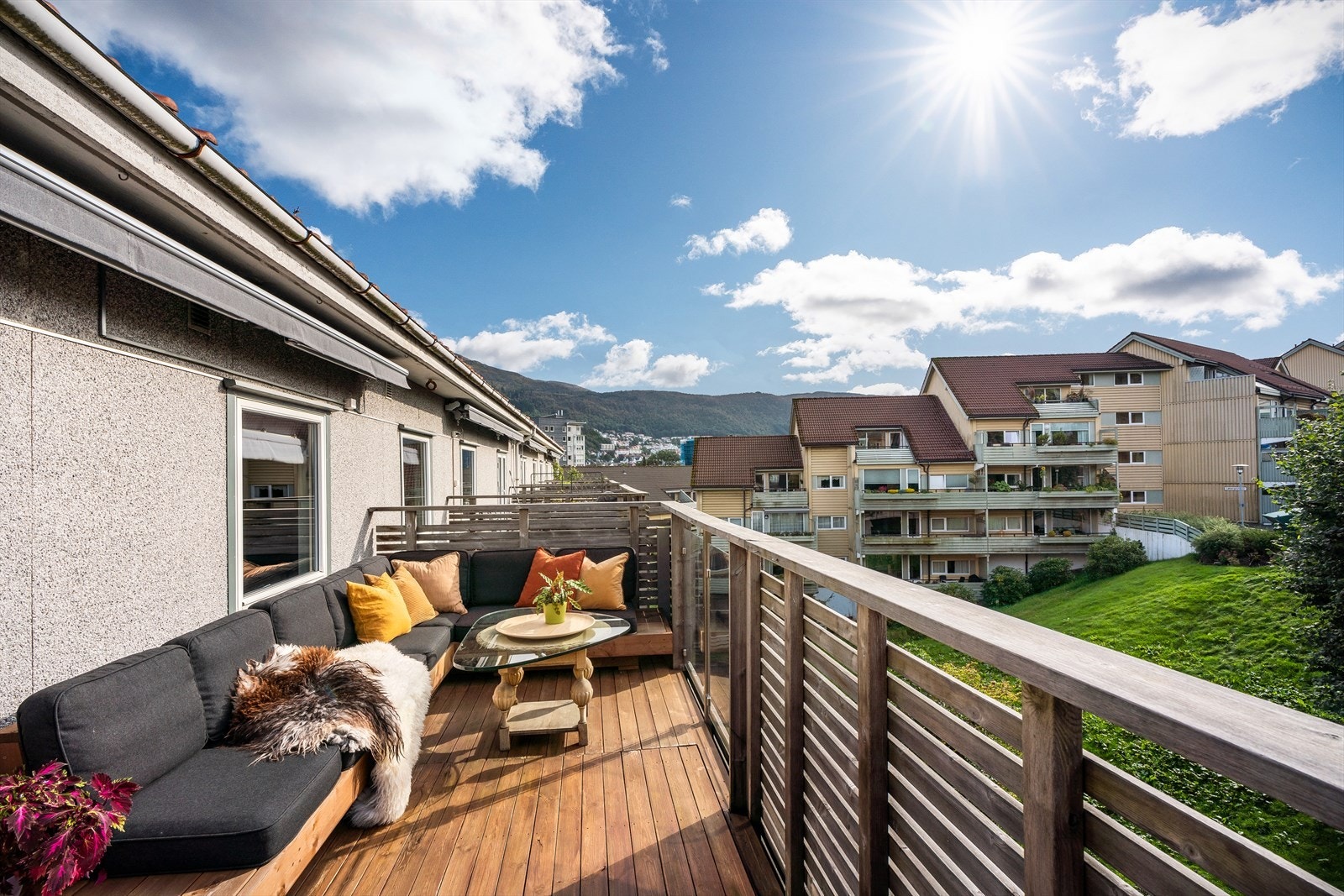 - Velkommen til en nydelig 4-roms. Med 2 ideelt plasserte balkonger som gjør at du har sol hele dagen, midtsommers - Galleribilde