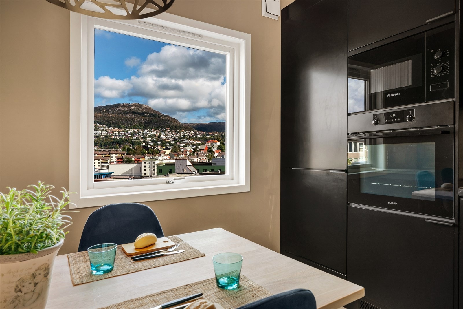 - Ny eier får gleden av integrert stekeovn, mikrobølgeovn, induksjonsplatetopp, oppvaskmaskin og kjøle-/fryseskap - Galleribilde