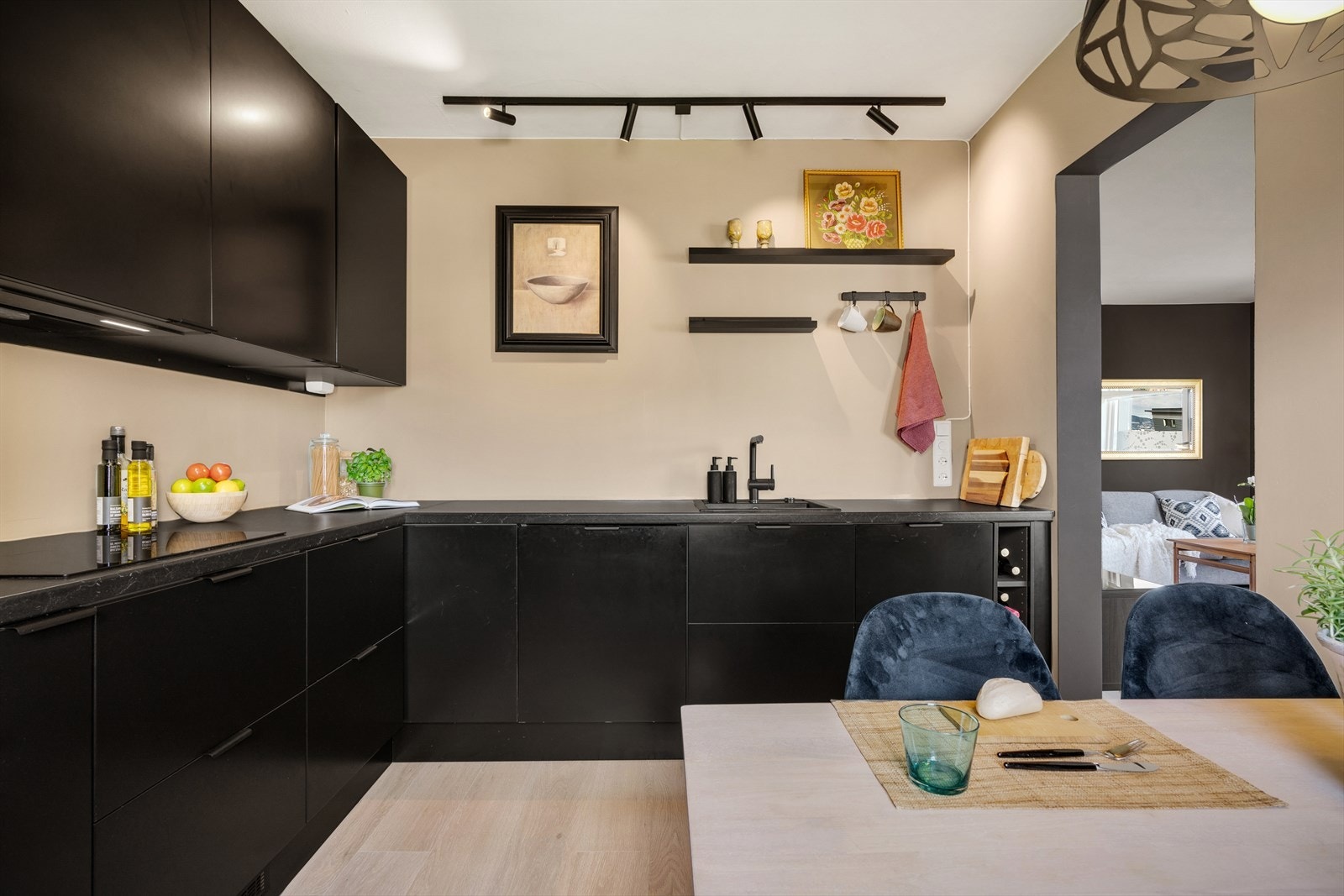 - Kjøkkenet er svært gjennomtenkt og praktisk løst til glede for husets kokk - Galleribilde