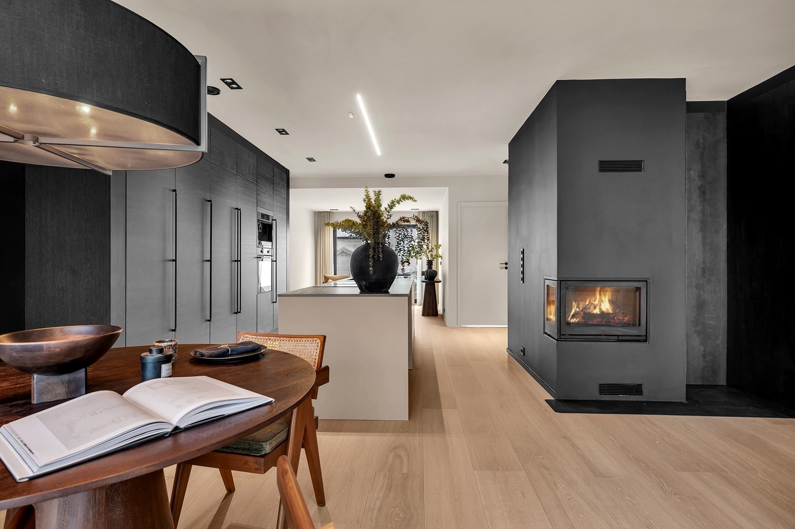 Peisen gir rommet en lun atmosfære Galleribilde