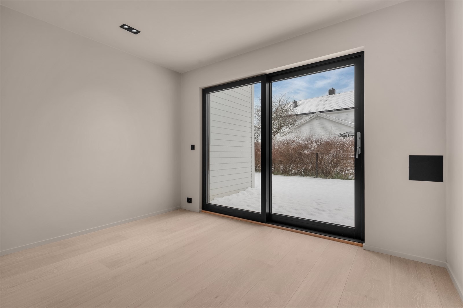 Soverom med utgang til platting og hage Galleribilde