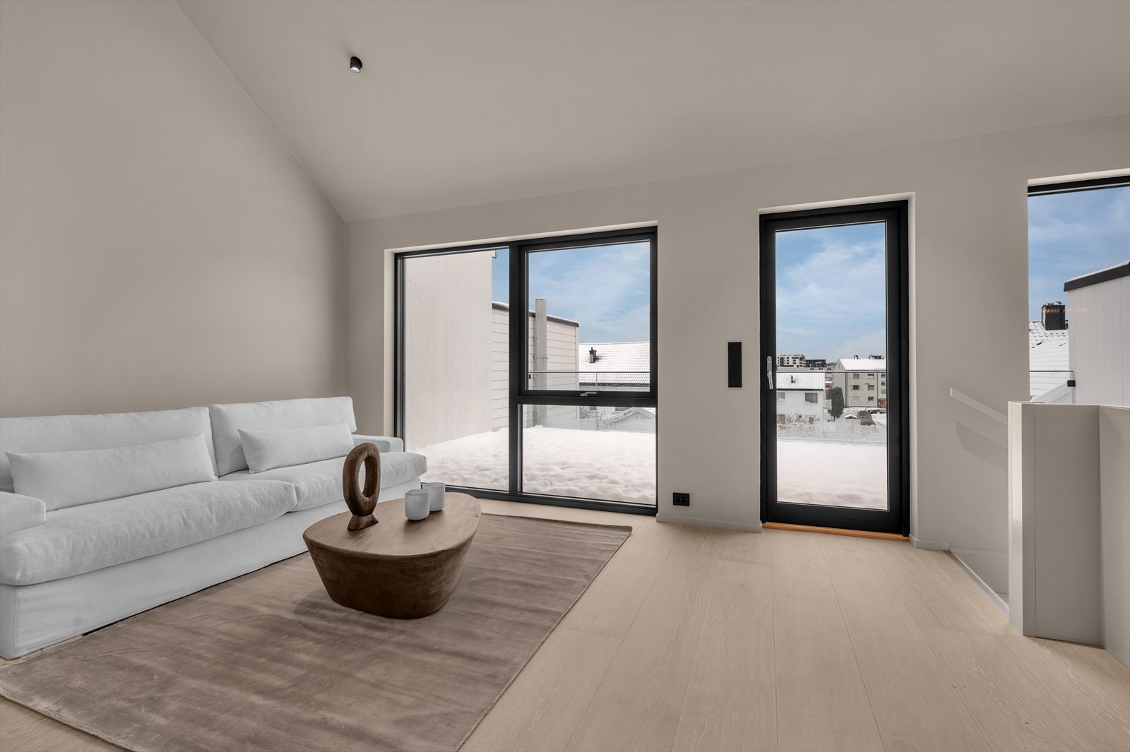 Loftstue med utgang til balkong Galleribilde