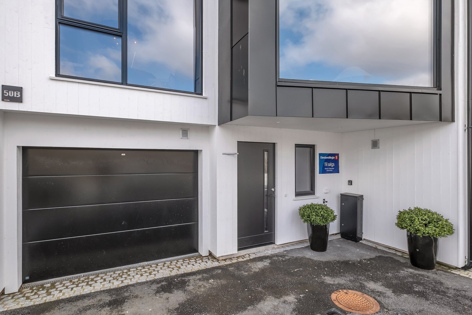 Hyggelig inngangsparti med integrert garasje Galleribilde