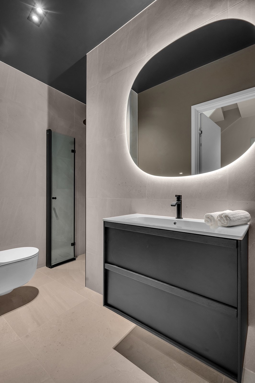 Innredet med dusjhjørne, servant og vegghengt toalett Galleribilde