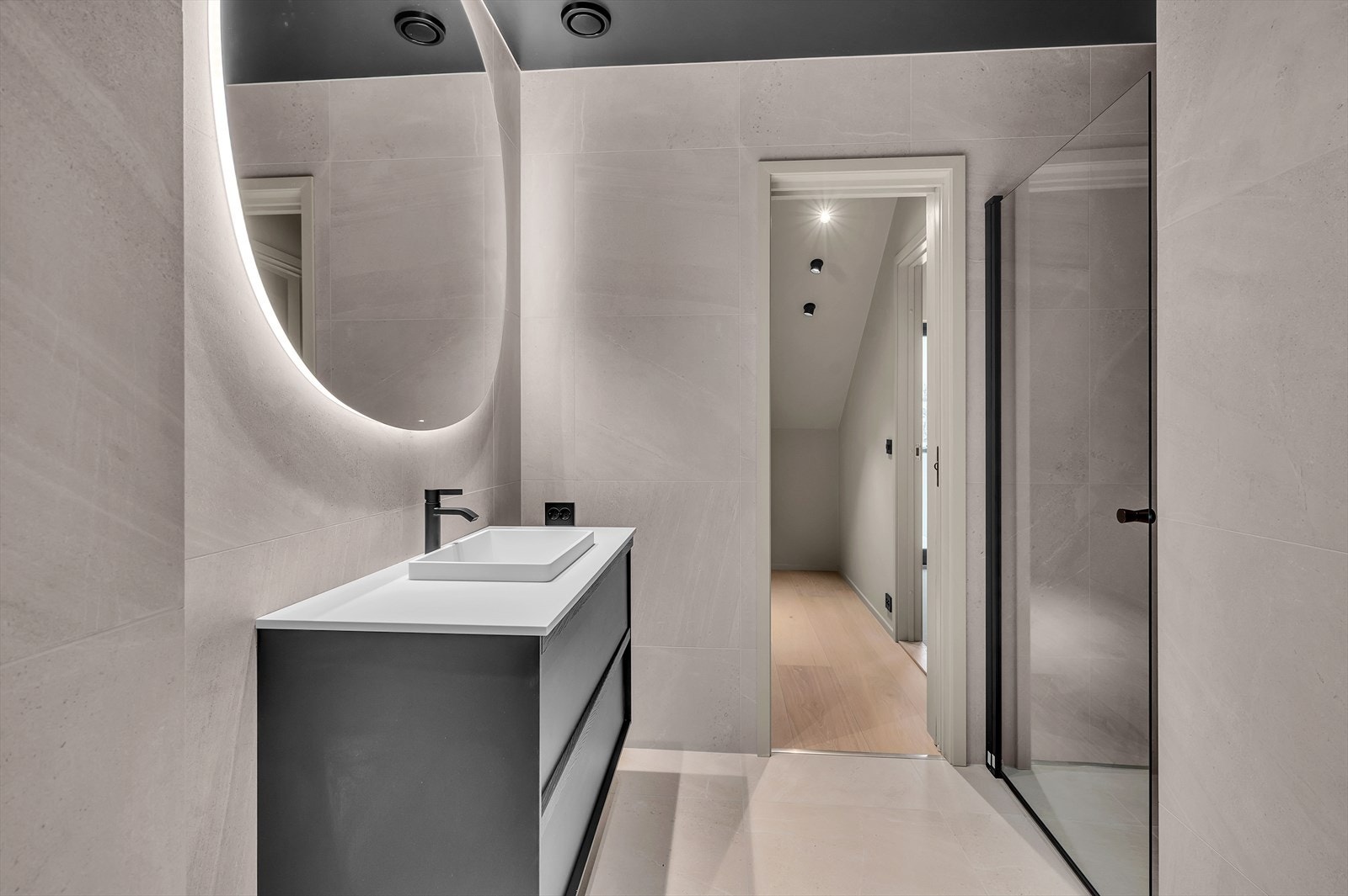 Flotte bad - her er badet i loftsetasjen med delikate fliser, flott innredning og belysning! Galleribilde