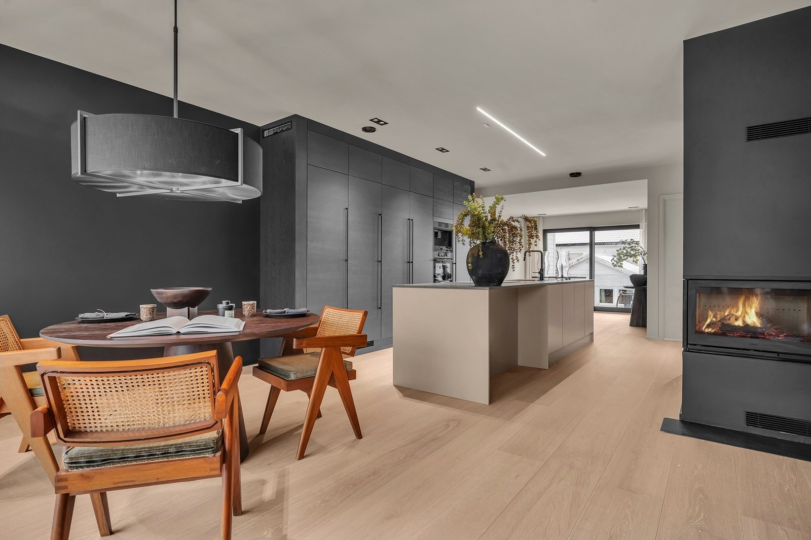 Velkommen til Kongsgård Alle 50B - ny flott bolig med eksklusivt kjøkken fra Strai - integrert peisovn og ellers høy standard - presentert av Gaute Kverneland i Aktiv! Galleribilde