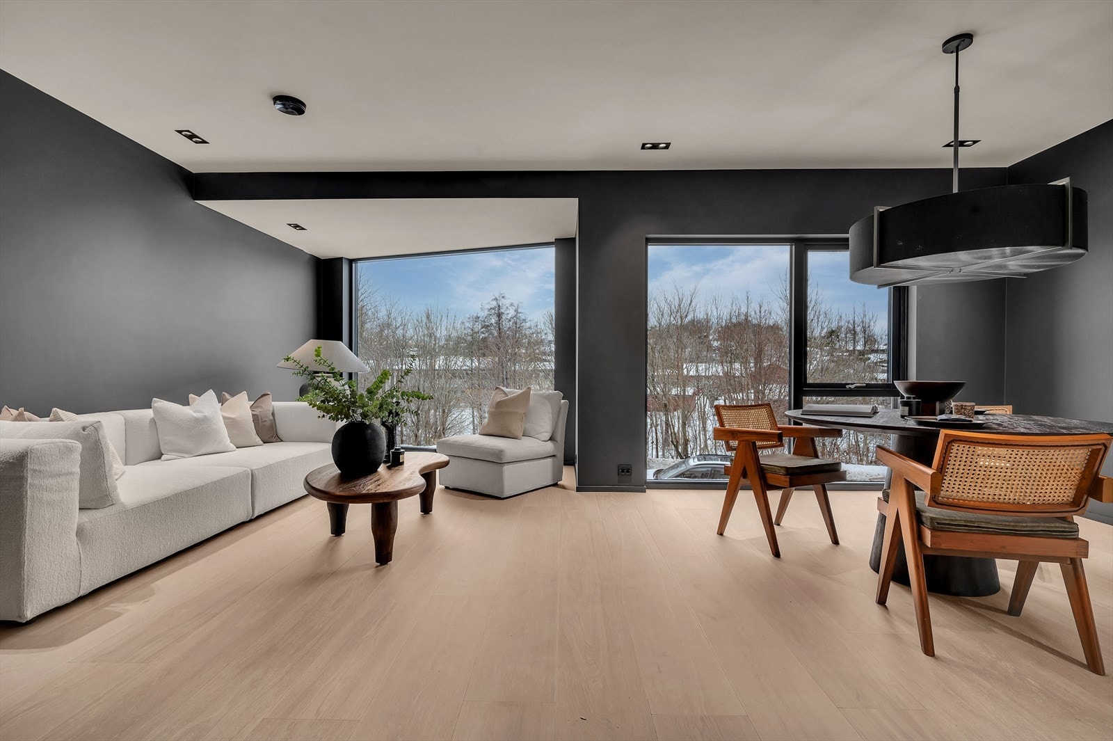 Stor og romslig stue med store vindusflater som gir rommet mye lys Galleribilde