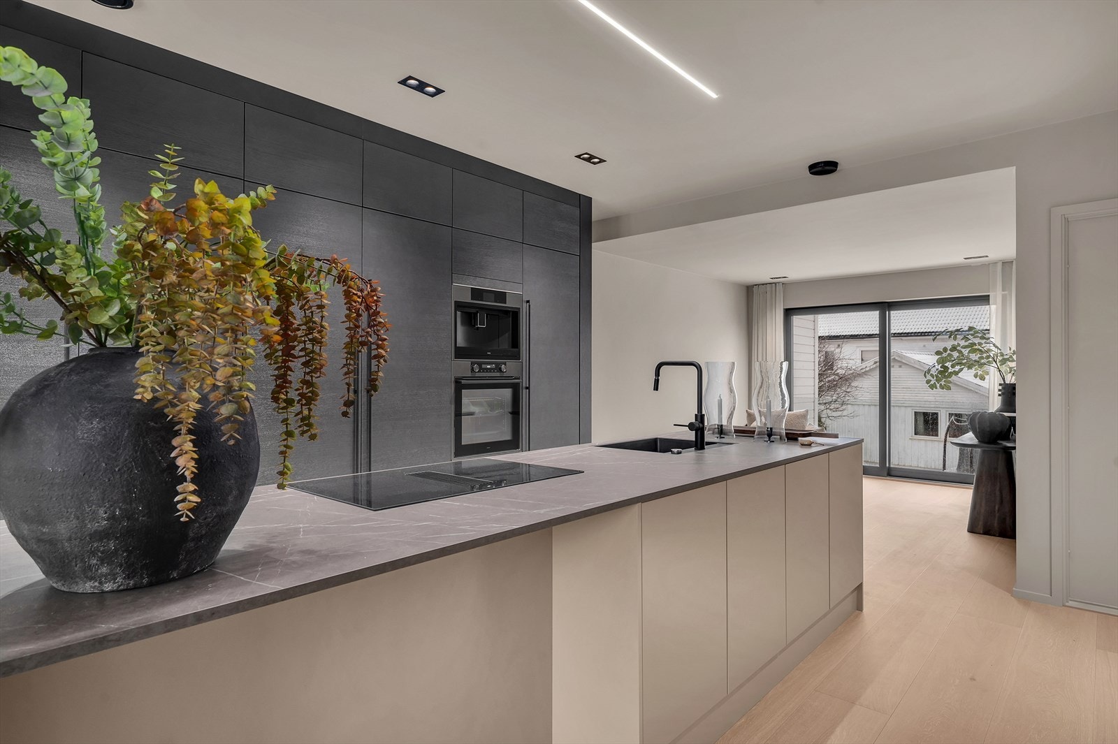 Stor kjøkkenøy med mye benkeplass Galleribilde