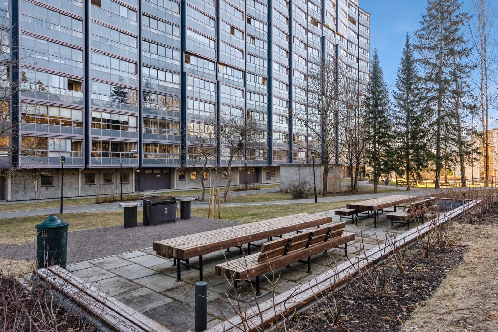 Nylig oppgraderte uteområder med plen, beplantet med trær og prydbusker. Fine sittegrupper og ny sykkelparkering. Galleribilde