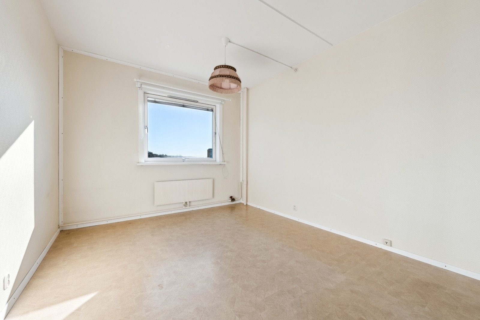 Soverom 3. Hovedsoverommet er av god størrelse. Her har du god plass til dobbelseng med tilhørende møblement. Galleribilde