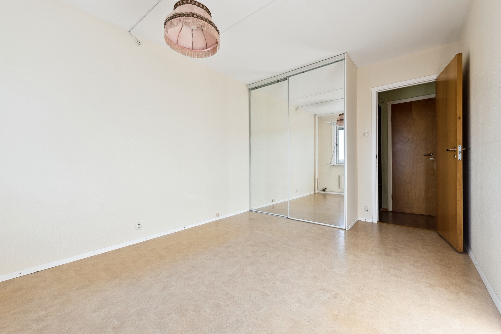 Hovedsoverommet har også takhøye garderobeskap med speil i front. Galleribilde