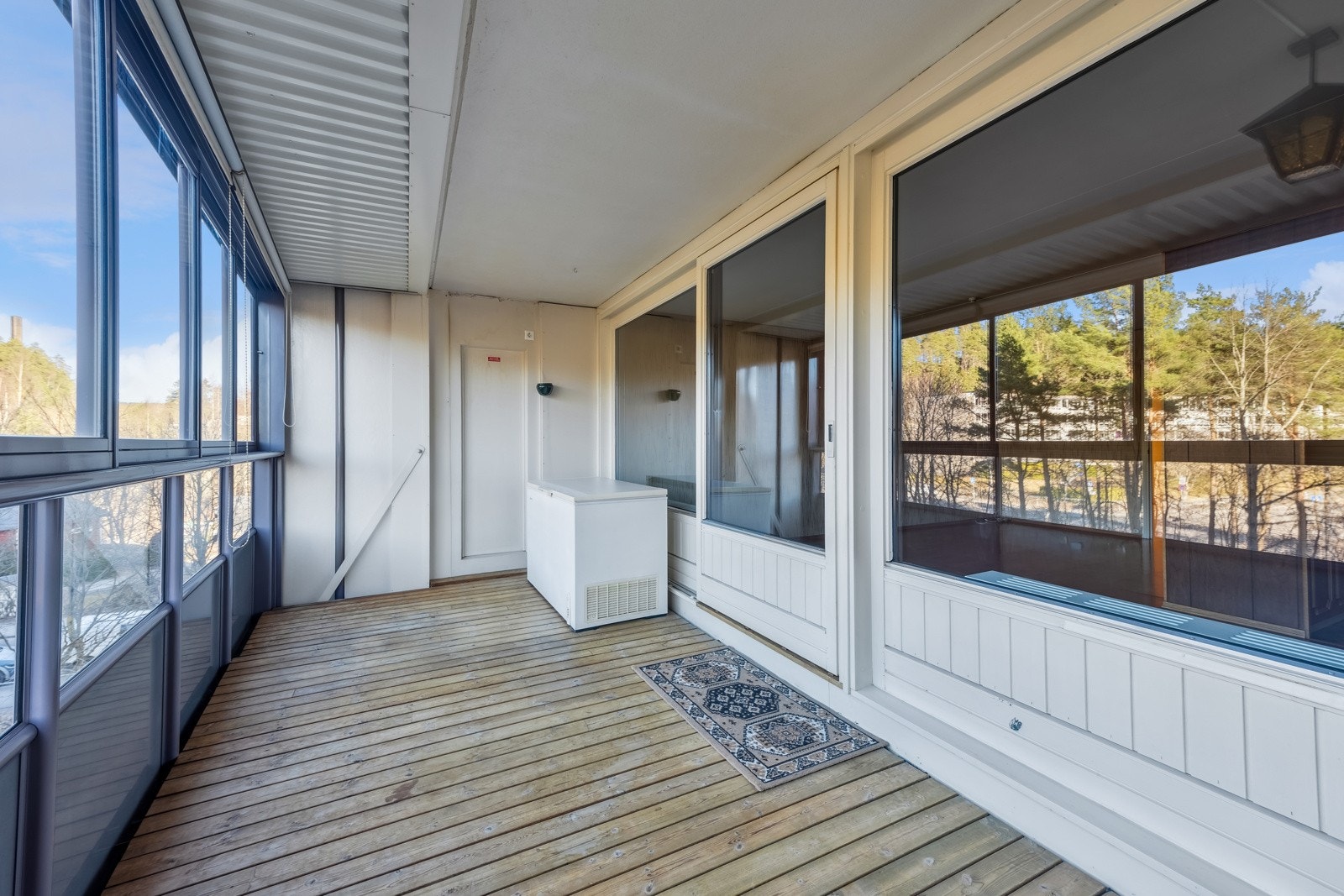 Lag din egen oase av møbler og blomster og nyt både solrike dager og lune kvelder på egen balkong. Galleribilde