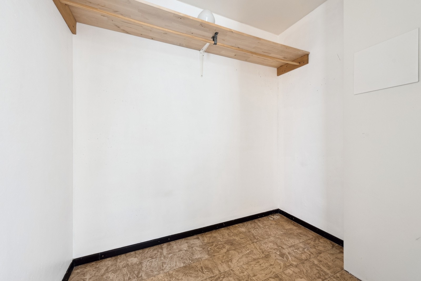 Praktisk med innvendig bod/walk-in rom i tilknytning til entreén. Galleribilde