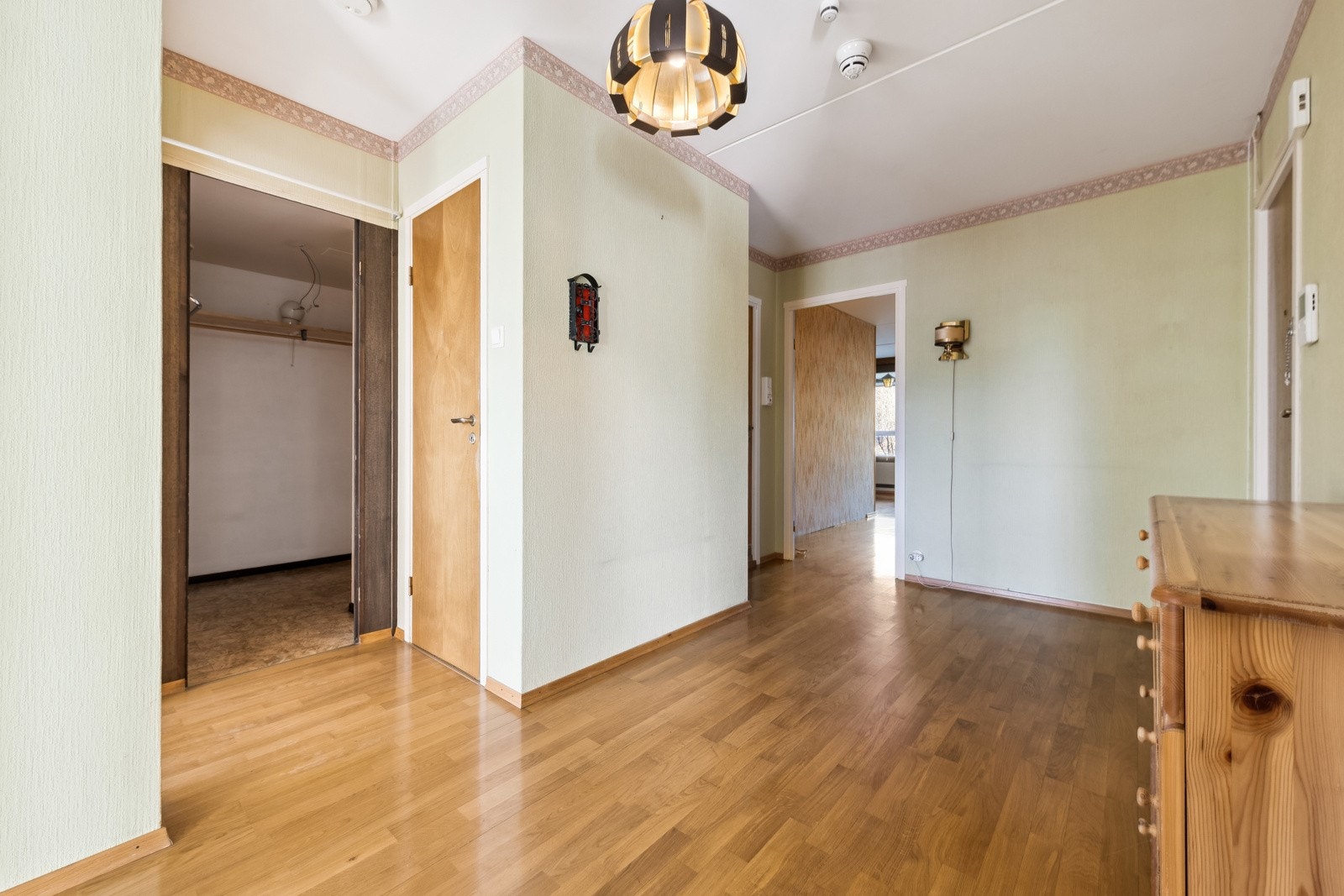 Entreén er et hyggelig rom å ønske venner og familie velkommen. Det er heis direkte til etasjen. Ny dør calling med videoskjerm. Galleribilde