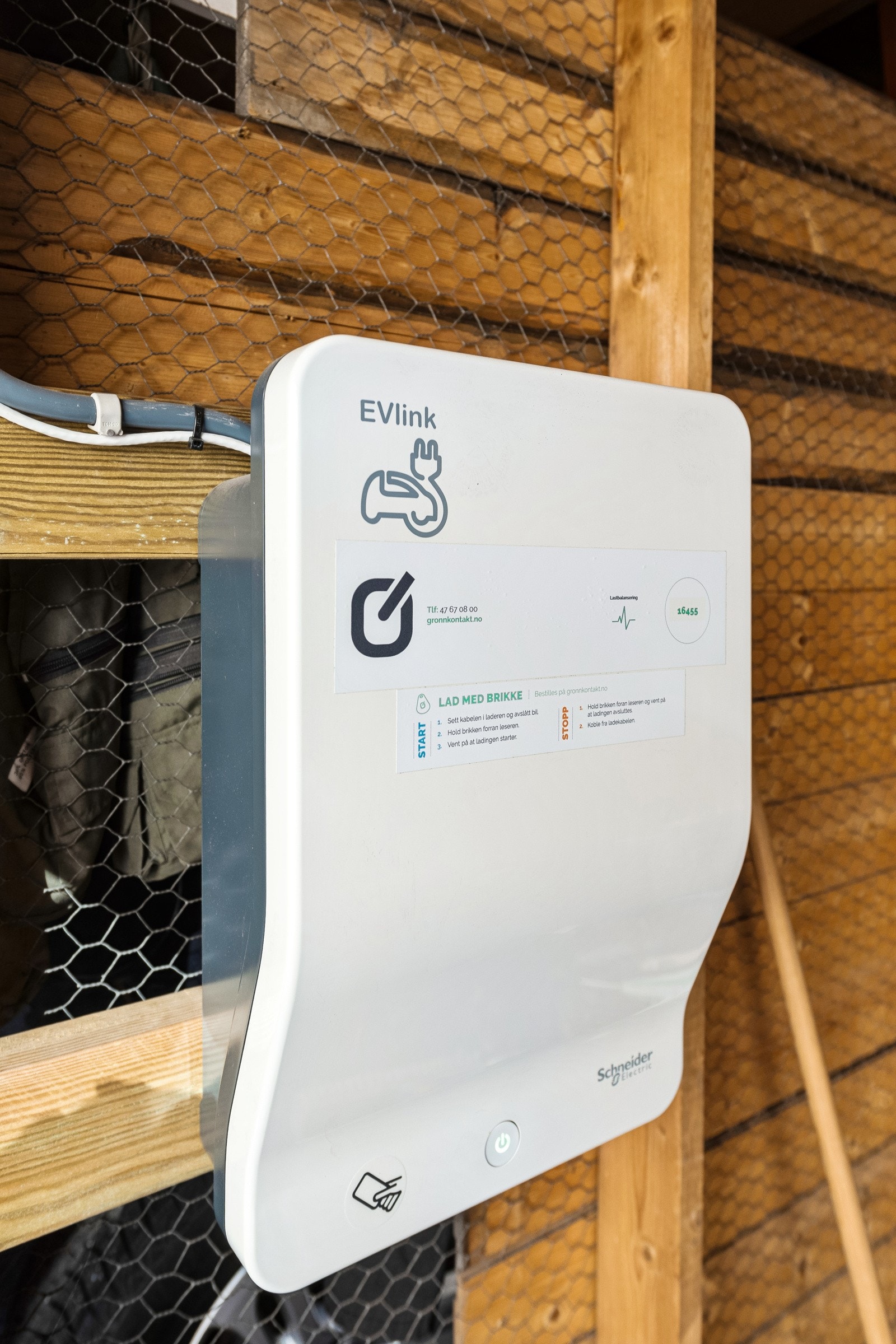 Det er montert ladeboks tll elbil i garasjen. Strømforbruk faktureres via styrerommet. Galleribilde