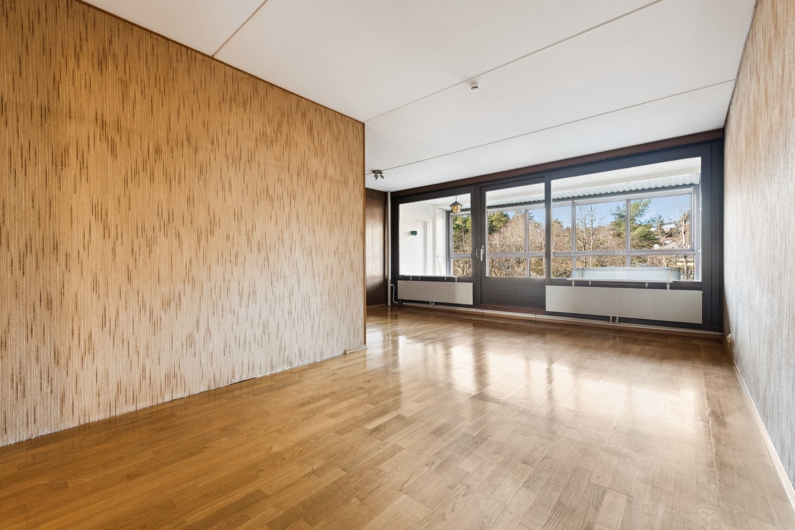 Det er god plass i stuen til både salong og spisestue om du ønsker. Galleribilde