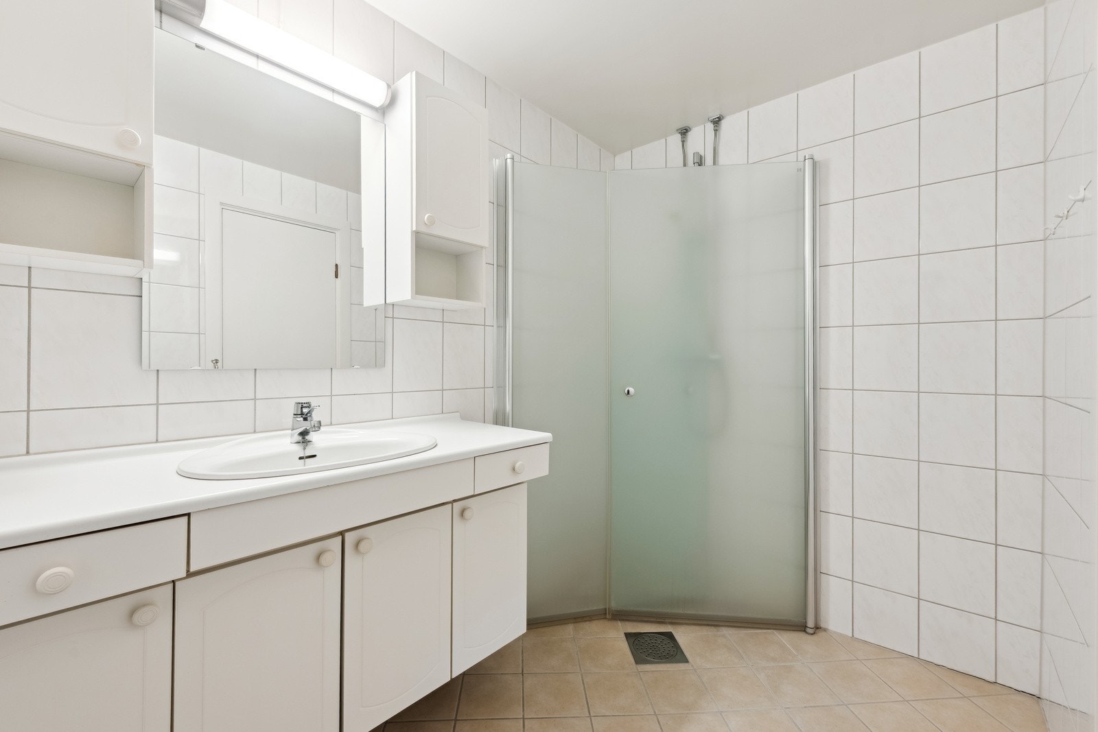 Badet er rehabilitert i regi av brl., ferdigstilt i 2012. Servant, skapinnredning, dusj med skyveglass. Galleribilde