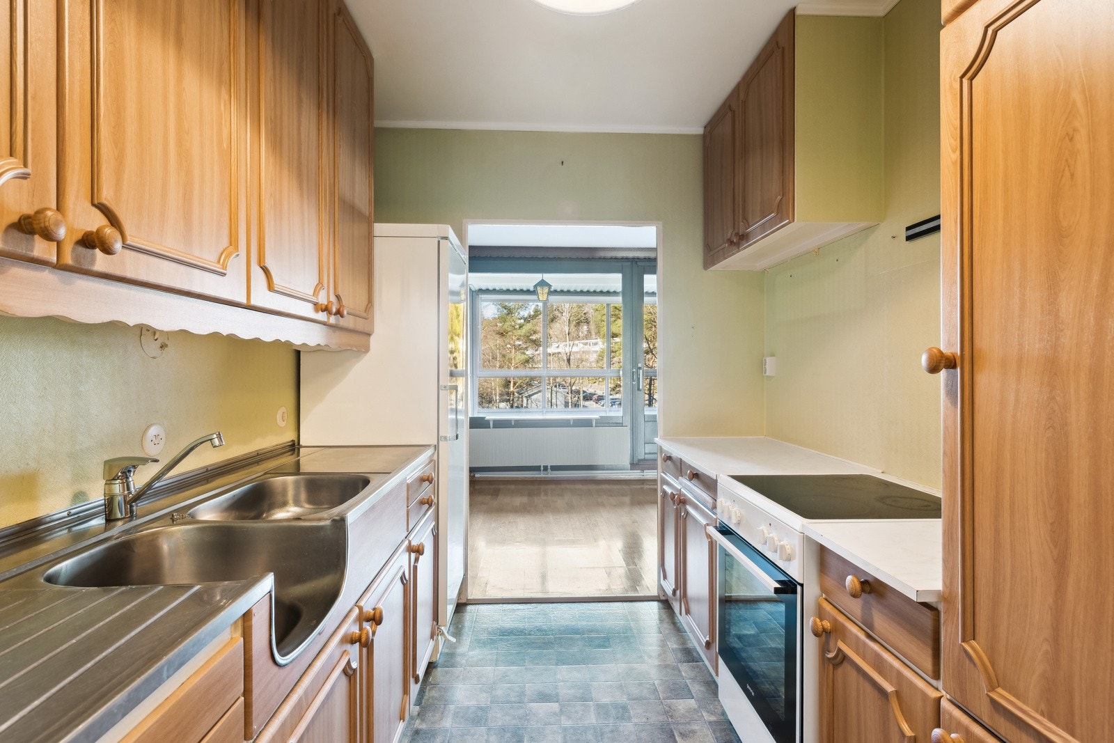 Profilert kjøkkeninnredning. Godt med skap og benkeplass. Galleribilde