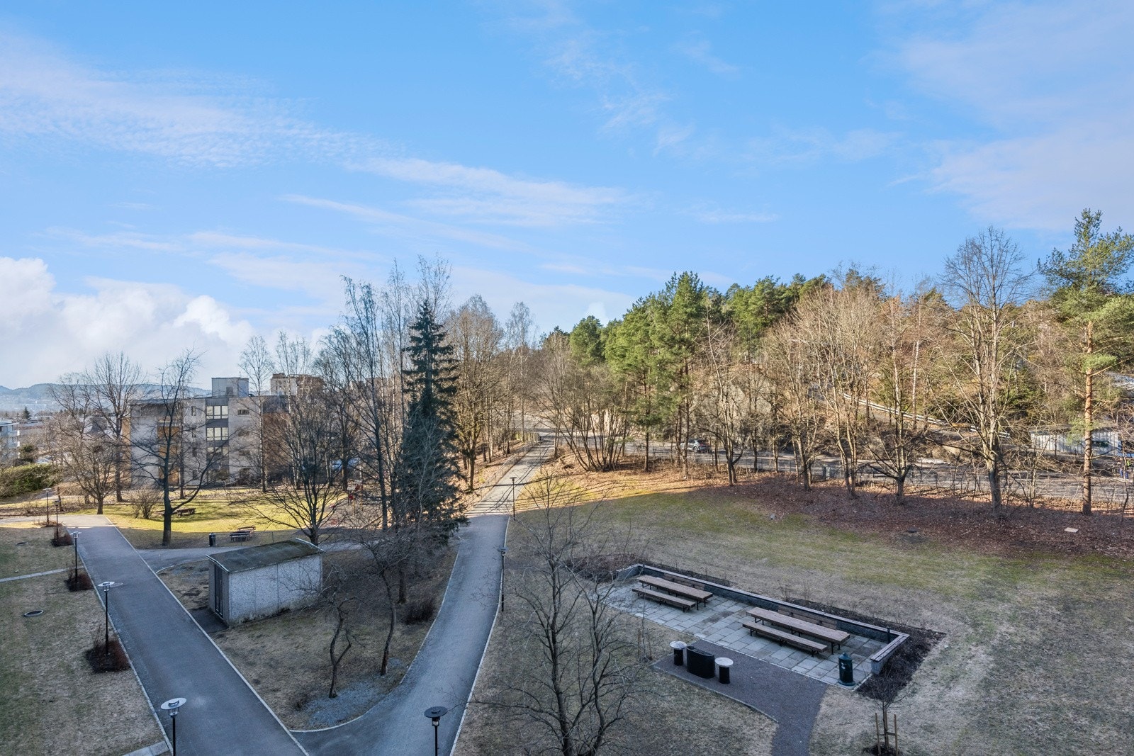 Utsikt over velstelte fellesområder og oppover mot eneboligbebyggelse og Lillomarka. Galleribilde