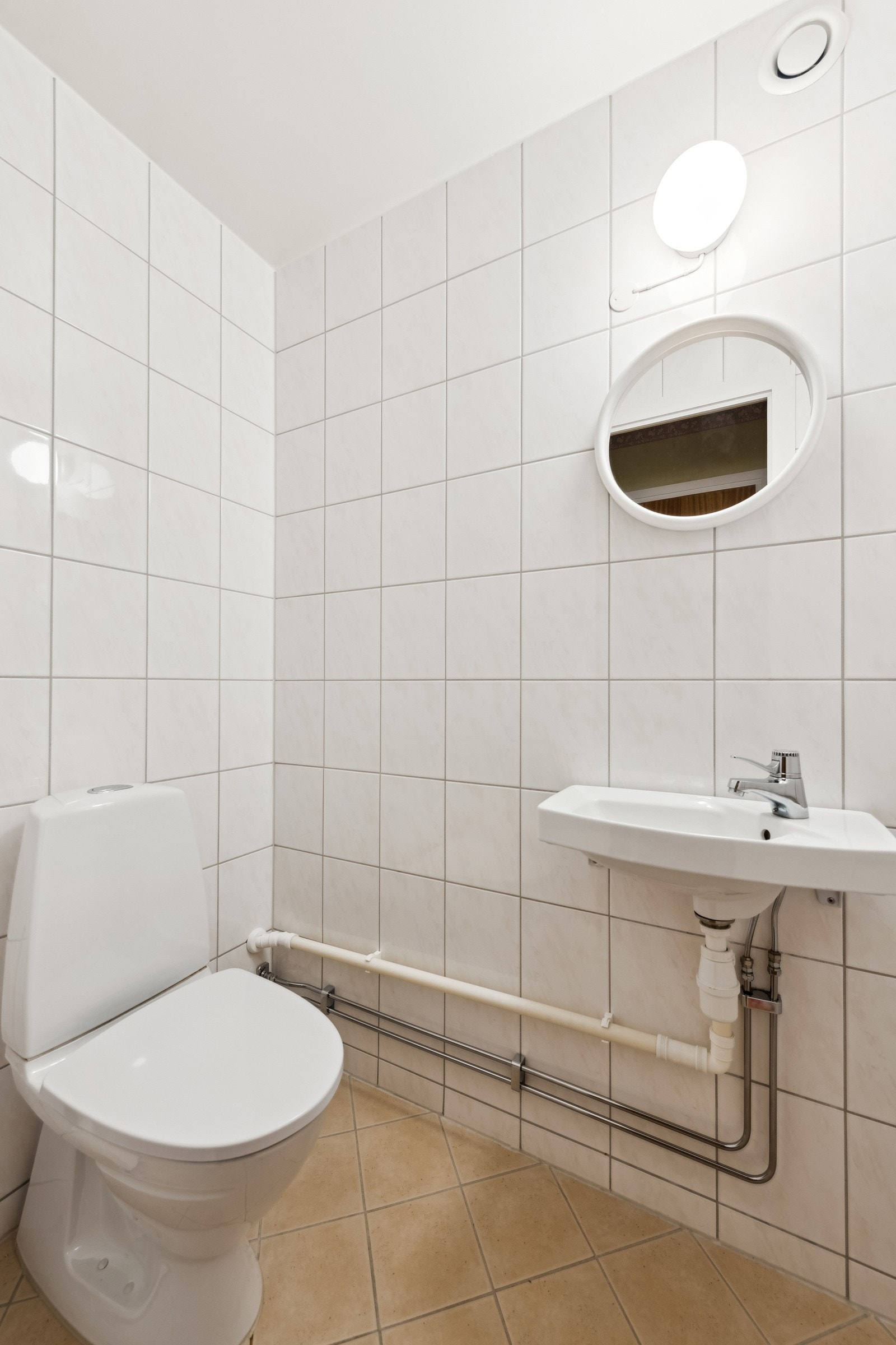 Adskilt toalett som er praktisk for familier. Servant og toalett. Galleribilde