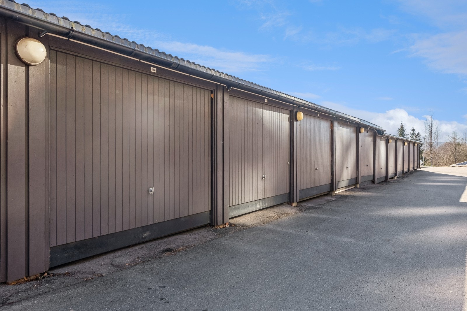 Selger eier garasje nr. 112 (første rekken som kan ses fra soverommene). Garasjen kan overtas etter egen avtale med selger. Galleribilde