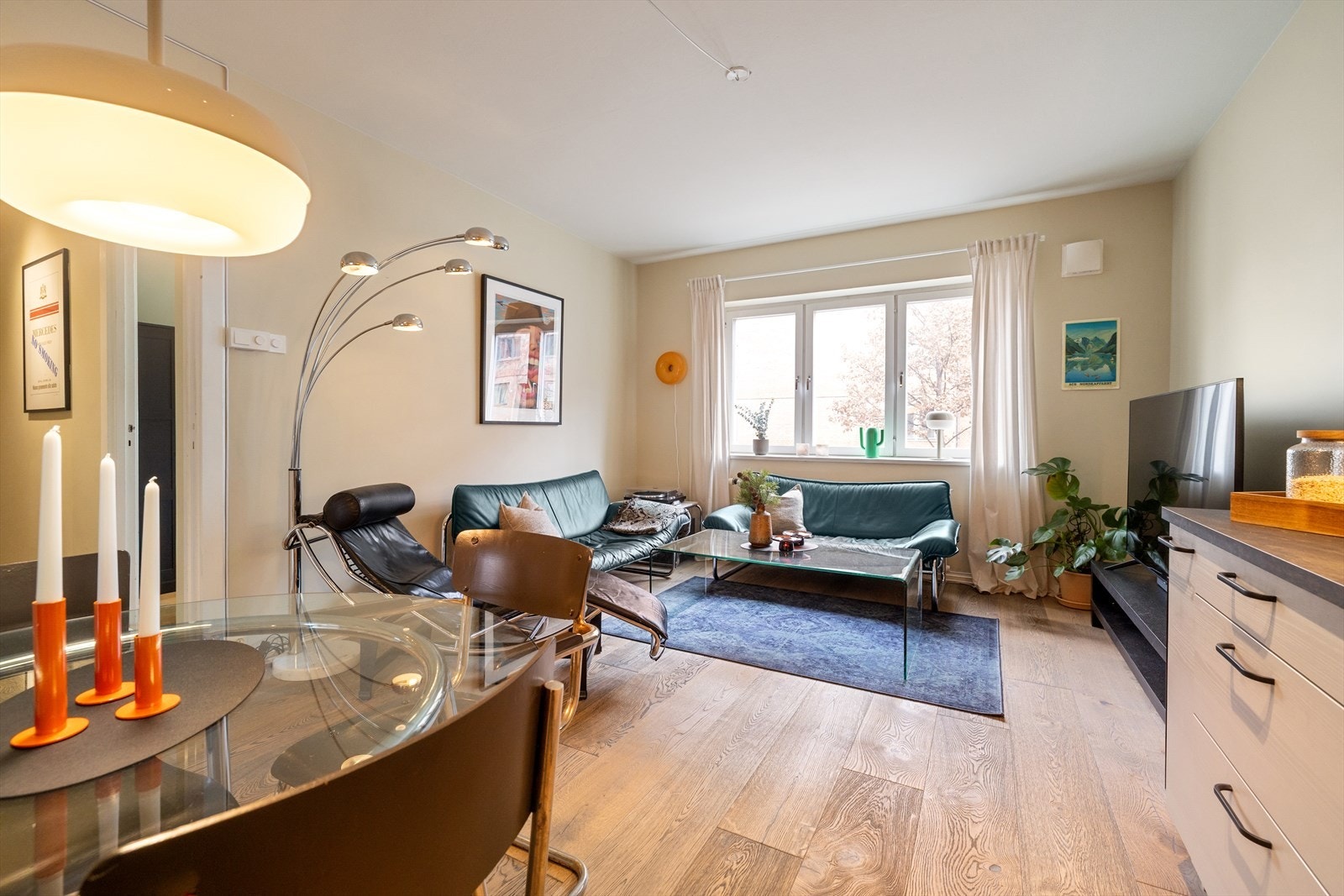 Stuen er lun og innbydende med store vindusflater, god takhøyde og åpen løsning. Galleribilde