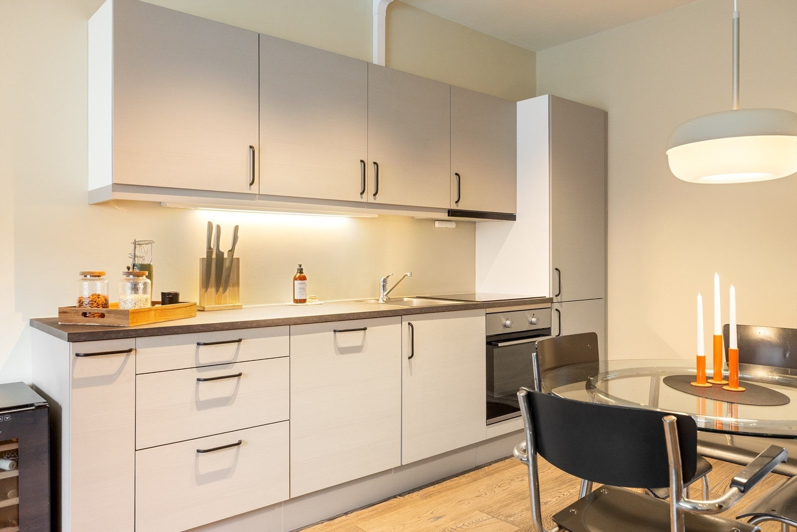 Tidsriktig innredning med glatte fronter og benkeplate i laminat. Galleribilde