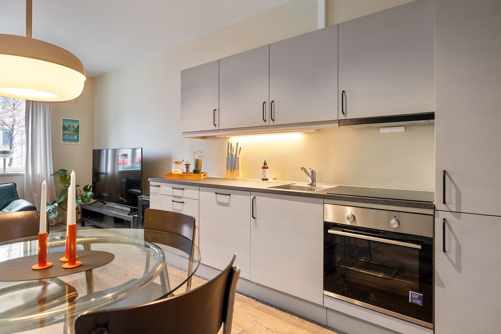 Kjøkkenet er utstyrt med hvitevarer som komfyr, platetopp, oppvaskmaskin, kjøl/ fryseskap samt ventilator over kokesone. Det er montert waterguard og komfyrvakt. Galleribilde