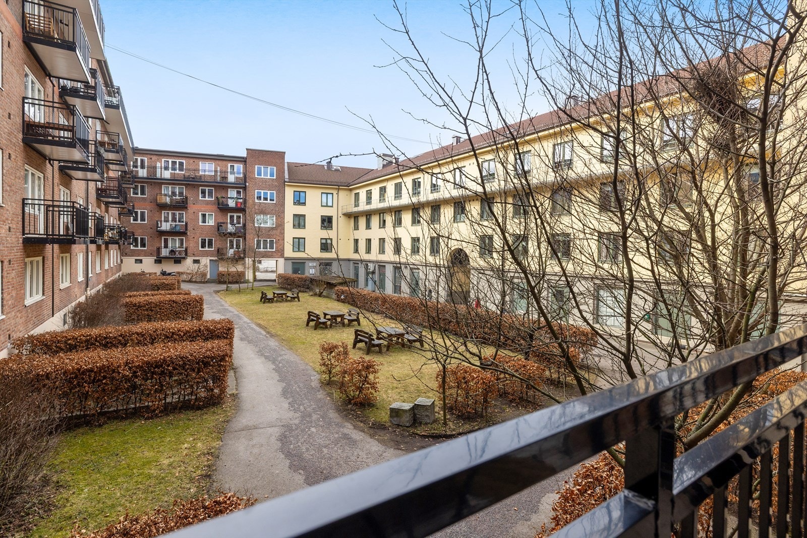 En stilsikker, effektiv og gjennomgående 3-roms selveier med sentral beliggenhet. Galleribilde