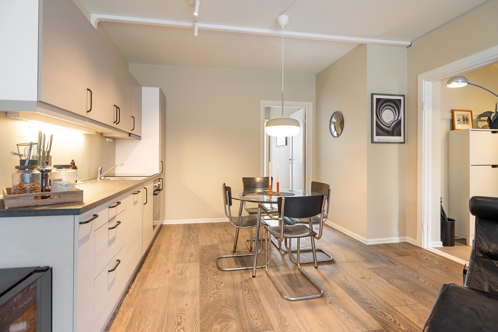 Den gjennomgående planløsningen sikrer optimale lysforhold. Galleribilde