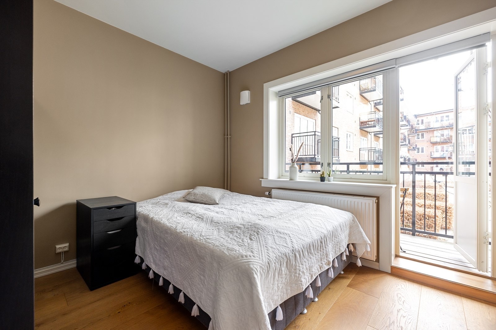 Soverommet har store vindusflater og utgang til balkong. Rommet vender mot skjermet bakgård. Galleribilde