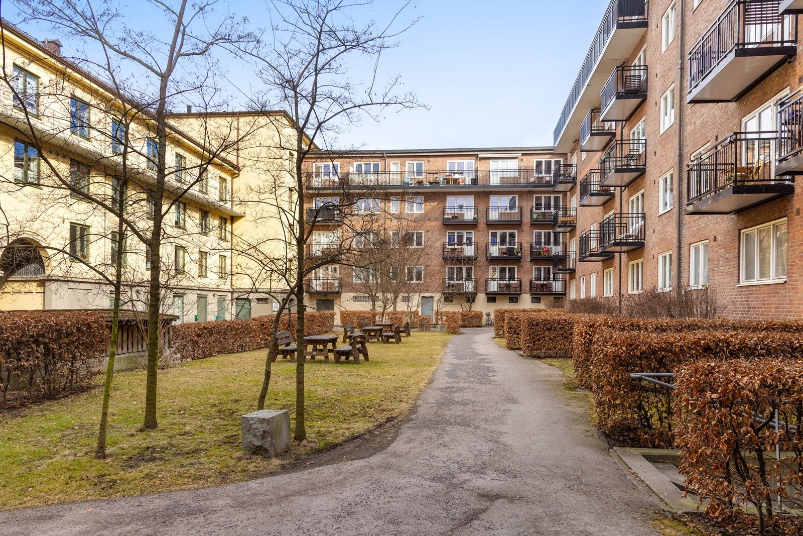 Skjermet og frodig bakgård med sittegrupper, plen og beplantning Galleribilde