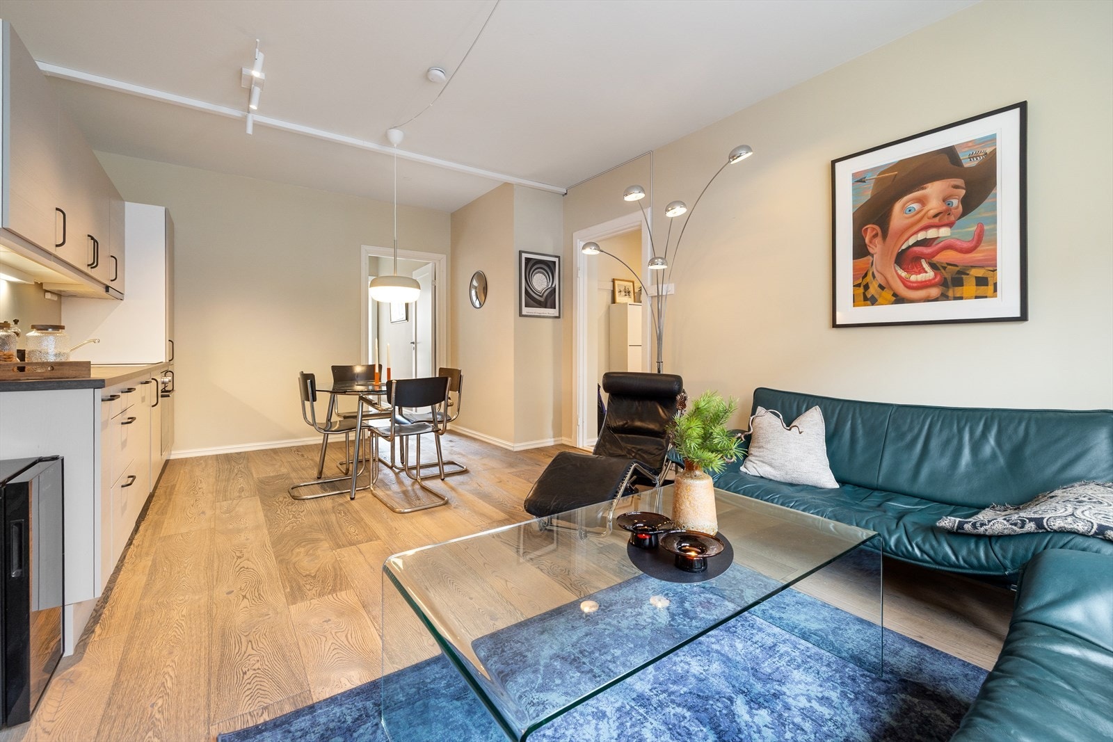 Leiligheten har stilrene og gjennomførte overflater pusset opp i 2023. På gulvet er det pen, en-stavs laminat og veggene er malt i en lys og delikat fargepalett. Galleribilde