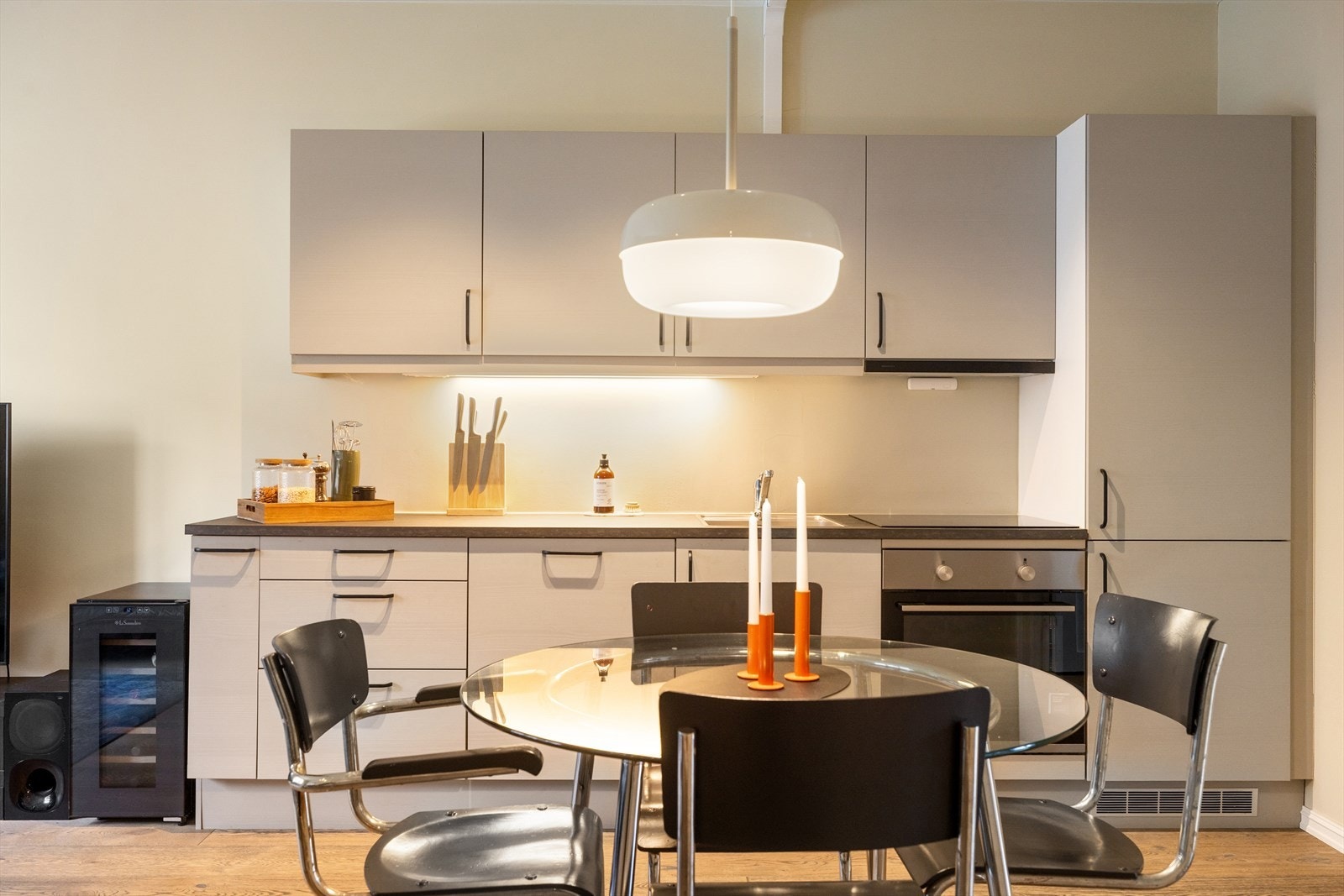 Det er godt med skap- og benkeplass. Galleribilde