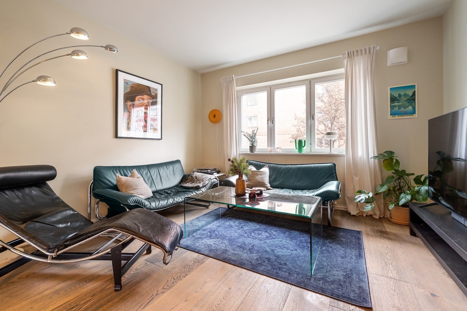 Leiligheten ligger i 1. etasje, og inneholder entré, stue, kjøkken, bad, to soverom og kott. Galleribilde