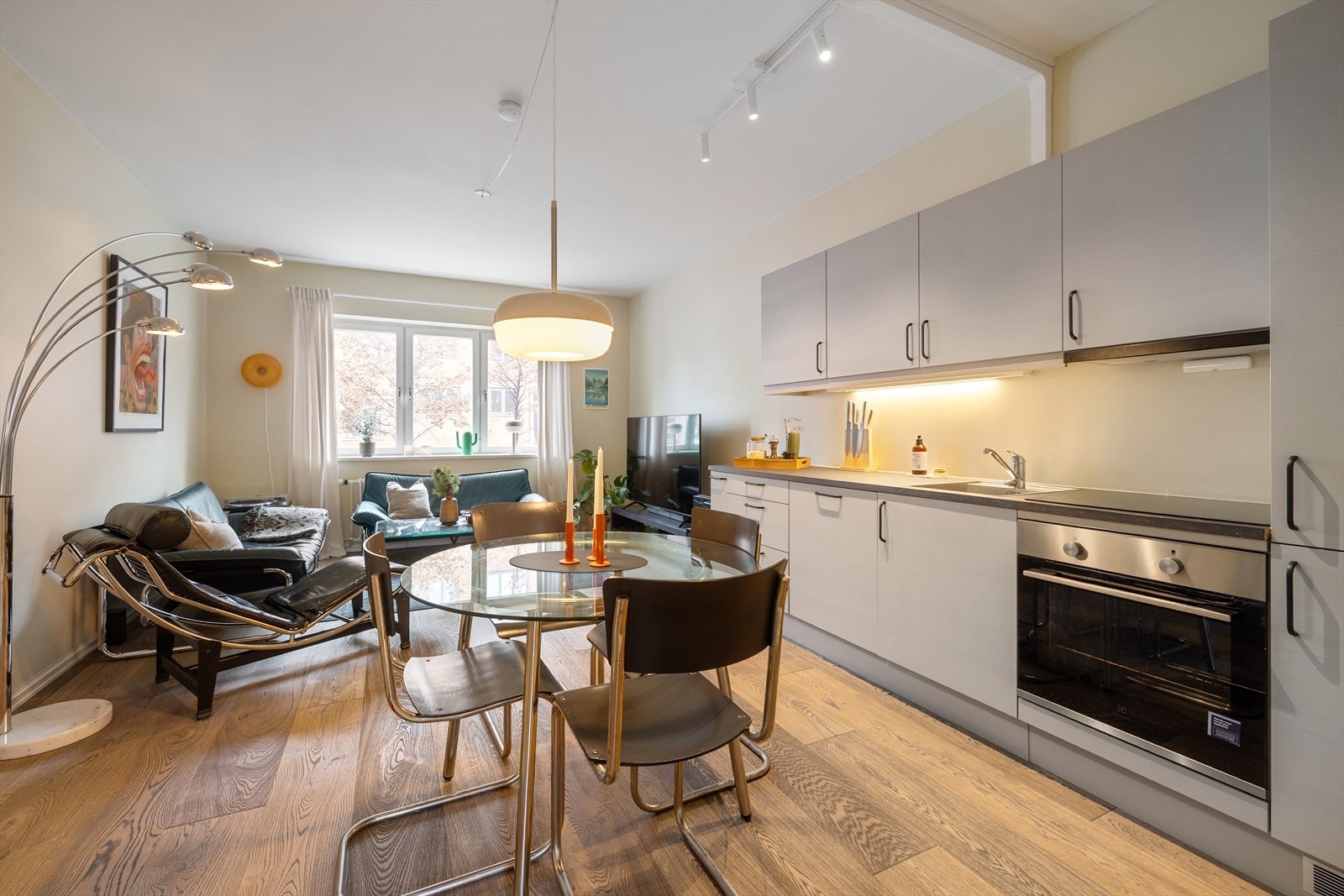 I stuen er det god plass til sofa med tilhørende stuemøblement som sofabord og tv-benk. Galleribilde