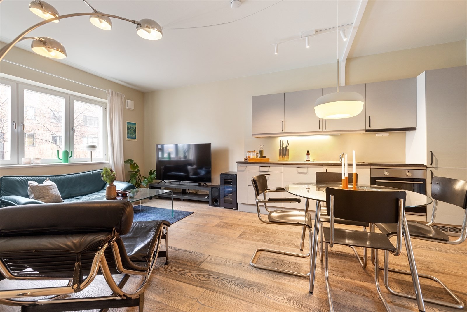 Ved kjøkkenet er det plass til spisegruppe. Galleribilde