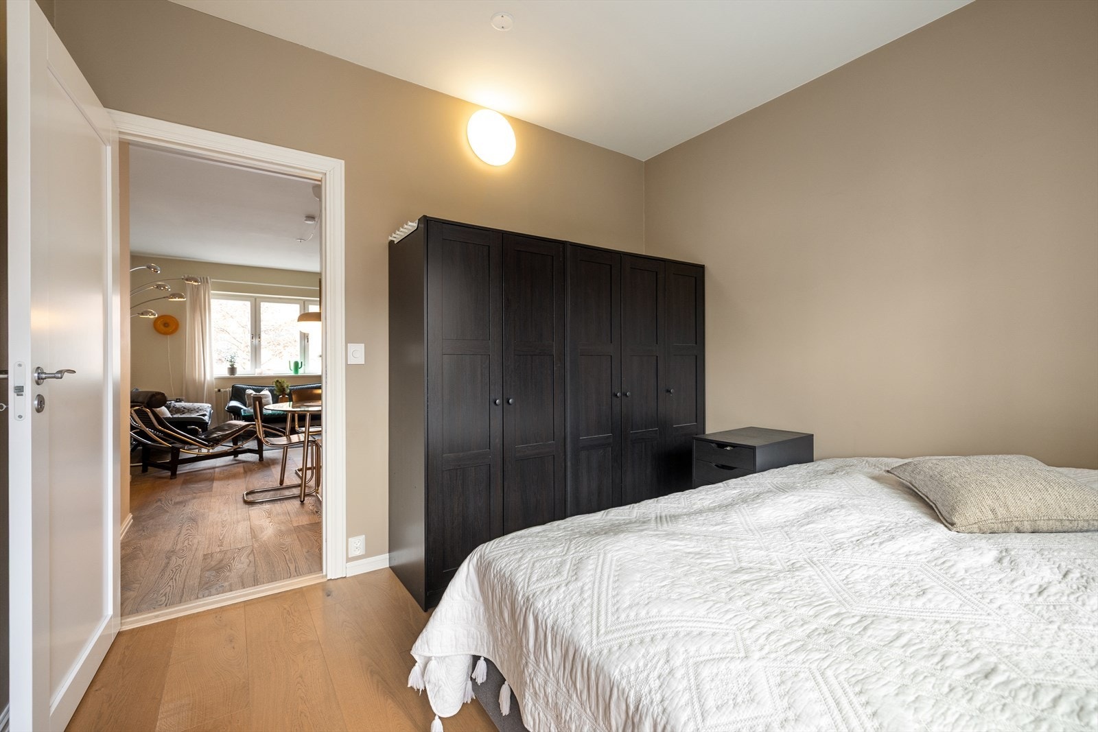 På hovesoverommet er det god plass til dobbeltseng, nattbord og garderobeskap. Galleribilde