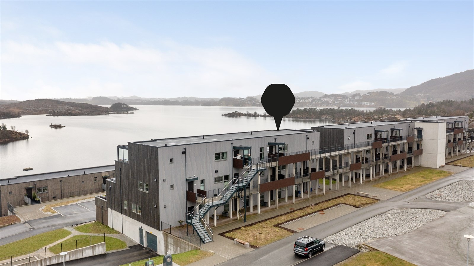 Leiligheten er en del av borettslaget "Skogkanten", beliggende et rolig og naturskjønt område like ved Aksdalsvannet. Galleribilde