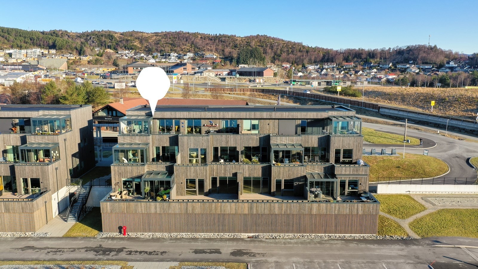 Fra leiligheten er det kort gangavstand til Aksdal senter og Tysværtunet med en rekke butikker, Meny med ferskvaredisk, badeanlegg, kino, bibliotek m.m. Galleribilde