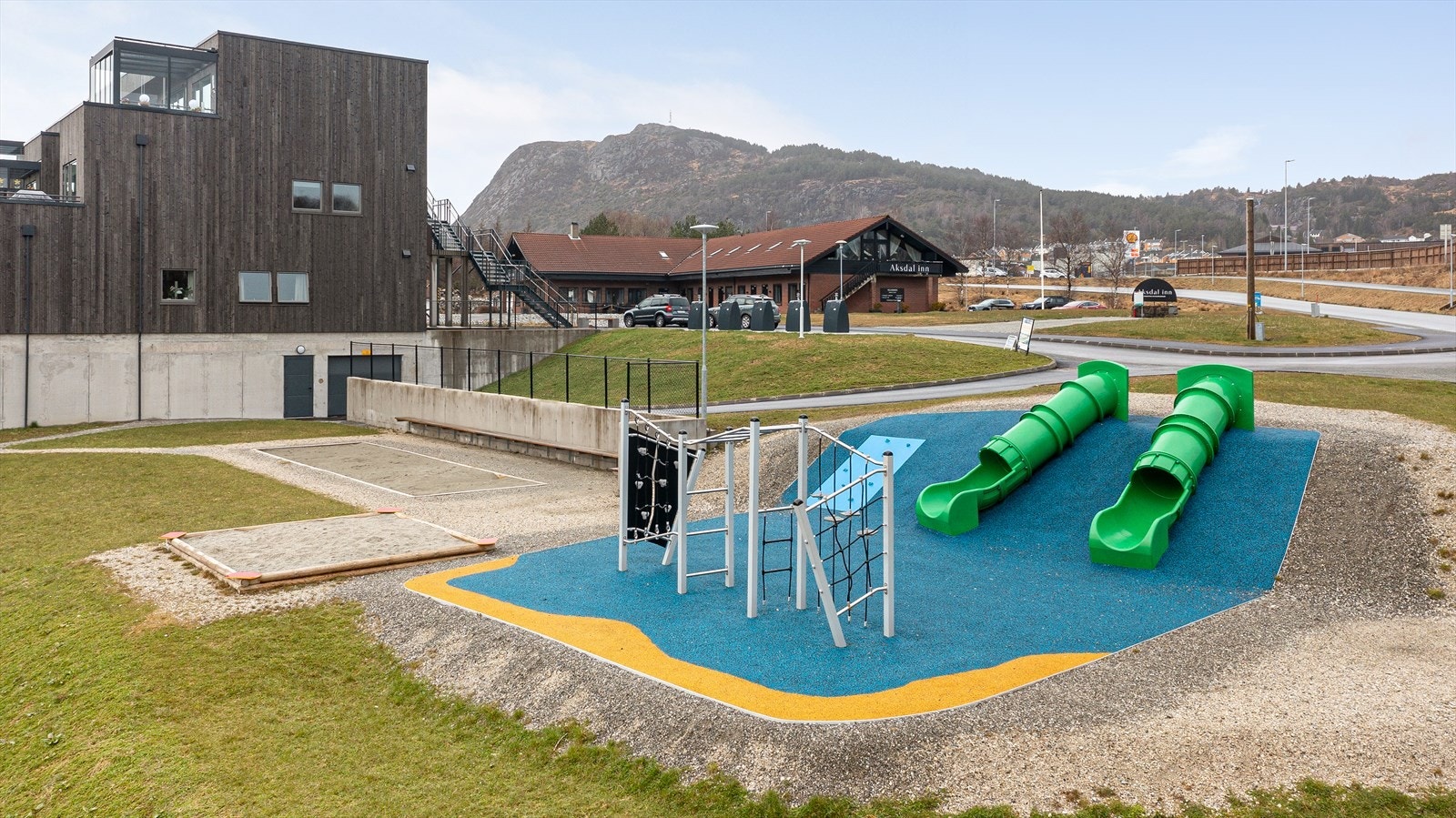 Borettslagets fellesarealer er flott opparbeidet med blant annet lekeplass, sykkelparkering og asfaltert adkomst til garasjeanlegget. Galleribilde