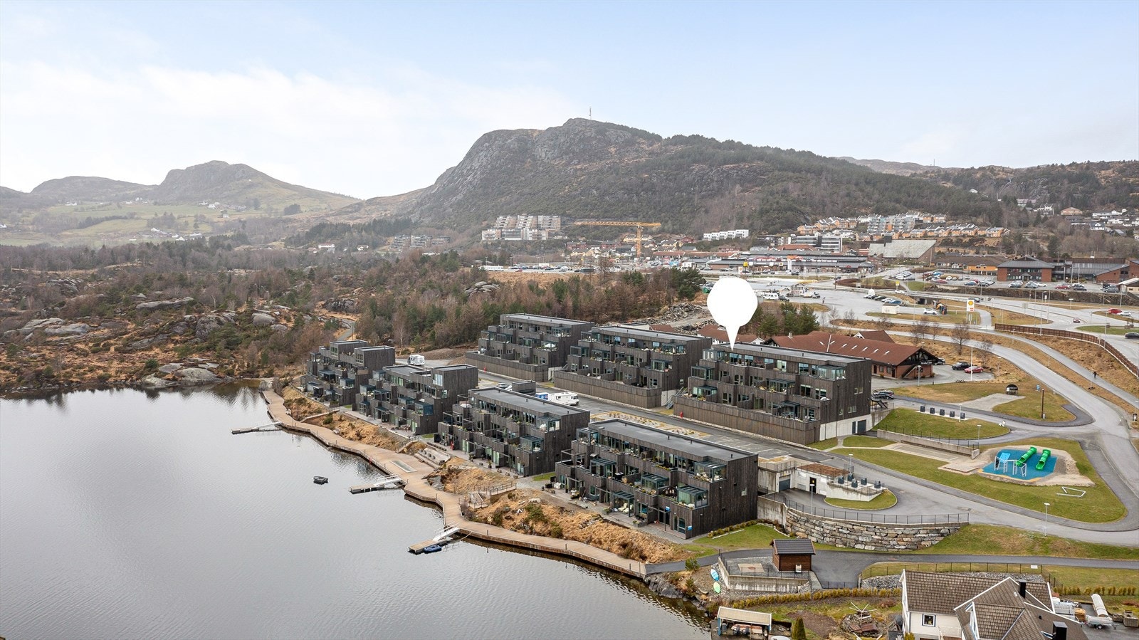 Aksdal er et strategisk beliggende knutepunkt hvor vest-, øst-, nord og sydgående hovedfartsårer møtes. Galleribilde