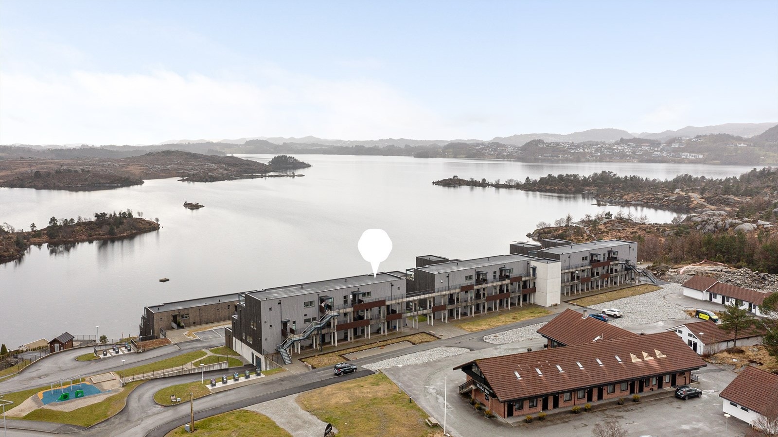 Skogkanten og Vannkanten har en unik og særdeles flott beliggenhet. Galleribilde
