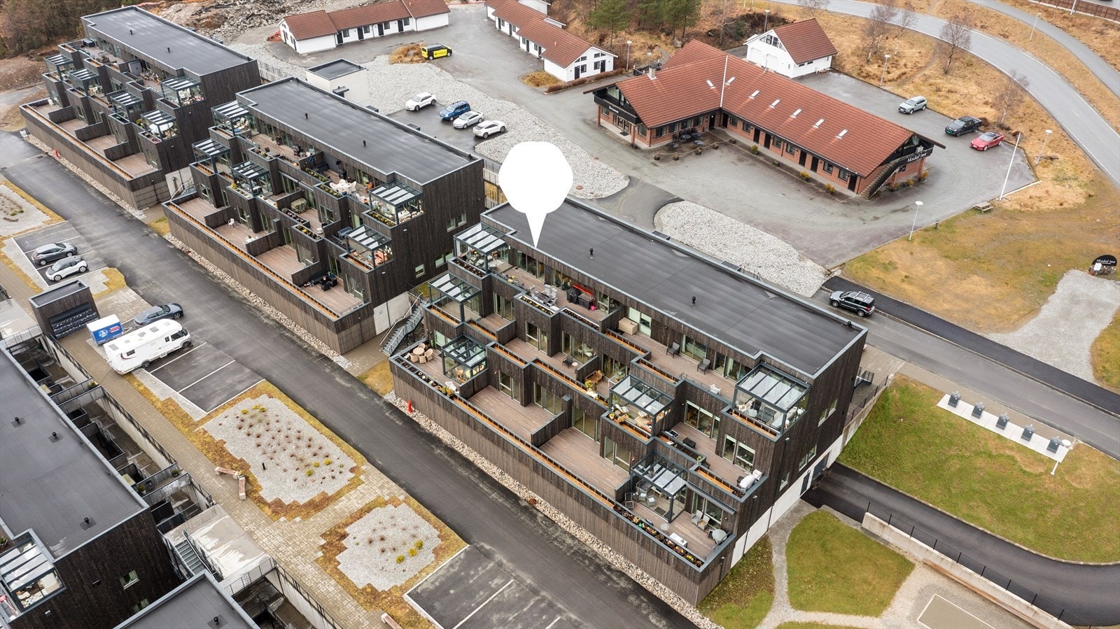 Boligen har en meget attraktiv, intern beliggenhet i borettslaget og kan blant annet skilte med sydvestvendt terrasse på hele 32 m2 og hagestue på 11 m2. Galleribilde