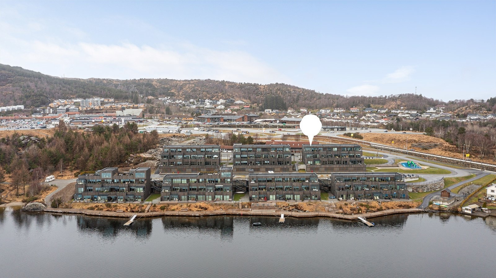 Nærmeste bussholdeplass er Aksdal bussterminal (kun ca 7 minutters gange fra leiligheten). Bussterminalen var ny i 2019. Galleribilde